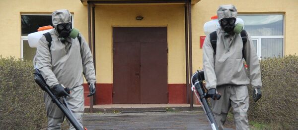 Военные дезинфицируют улицу Военные дезинфицируют улицу - Sputnik Беларусь