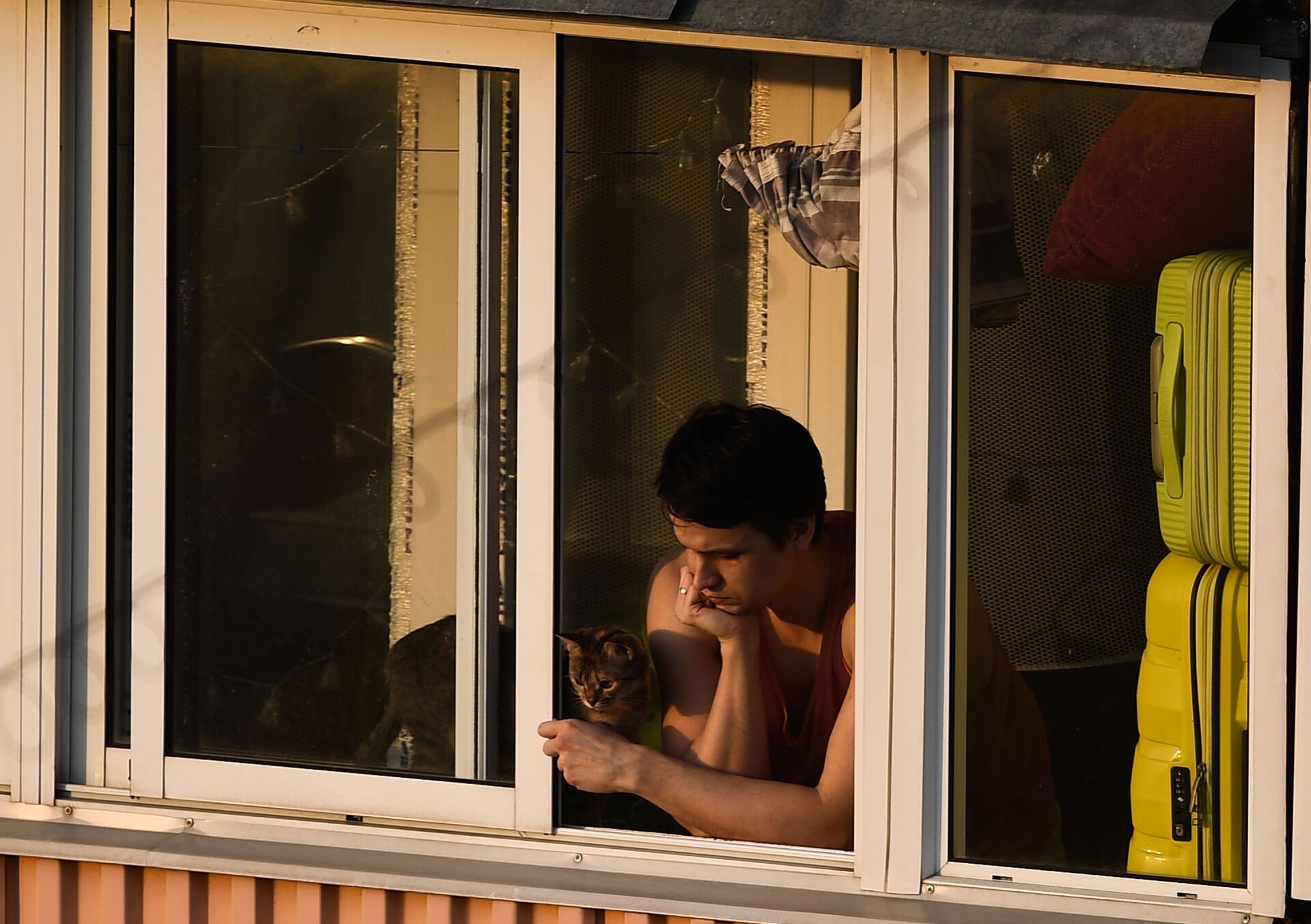 Молодой человек на балконе многоквартирного дома - Sputnik Беларусь, 1920, 27.02.2023