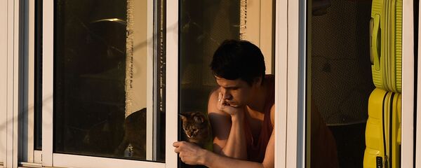 Молодой человек на балконе многоквартирного дома - Sputnik Беларусь