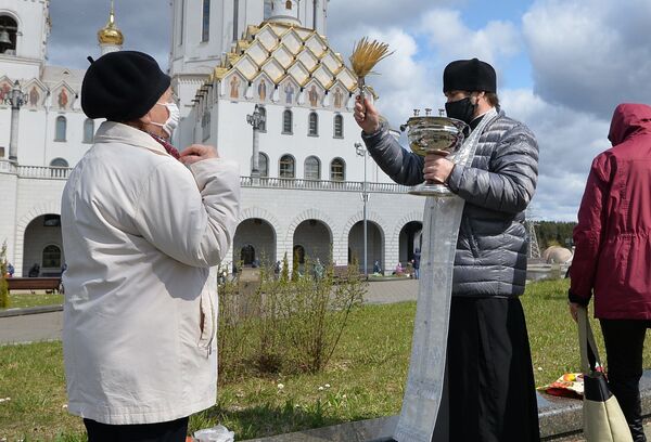 Священники, следуя предупреждениям, были в защитных повязках. - Sputnik Беларусь