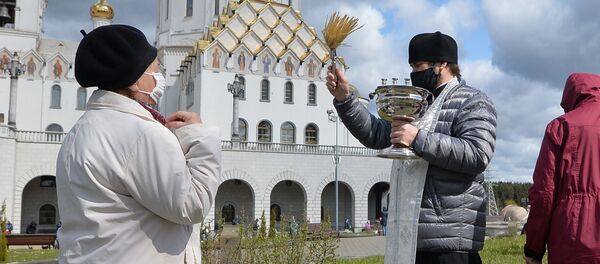 Священники, следуя предупреждениям, были в защитных повязках. - Sputnik Беларусь