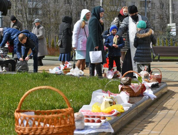 Несмотря на коронавирус, многие минчане пришли к церкви с детьми. - Sputnik Беларусь