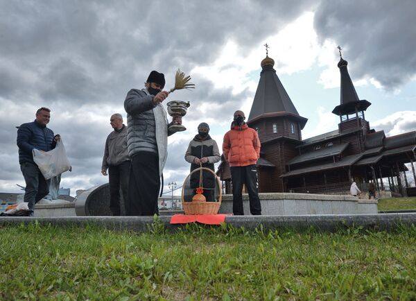 Верующие равномерно рассредоточились по территории храма, чтобы не толпиться. - Sputnik Беларусь