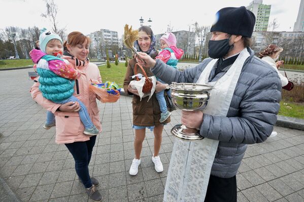 Некоторые православные решили прийти к храму с маленькими детьми. - Sputnik Беларусь
