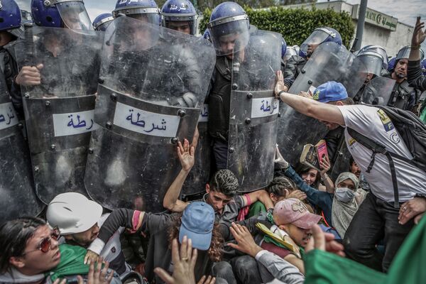 Снимок Clash with the Police During an Anti-Government Demonstration фотографа Farouk Batiche, победитель конкурса World Press Photo 2020 - Sputnik Беларусь