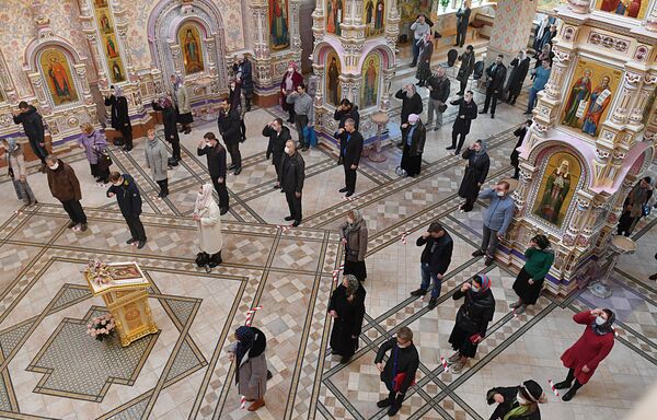 Верующие на утренней службе во Всехсвятском храме стояли в шахматном порядке - чтобы соблюдать дистанцию. - Sputnik Беларусь