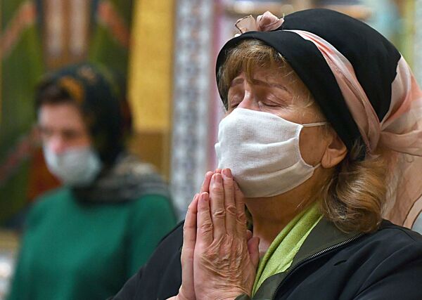 В храме многие молились об избавлениии от коронавируса - как просили настоятели РПЦ. - Sputnik Беларусь