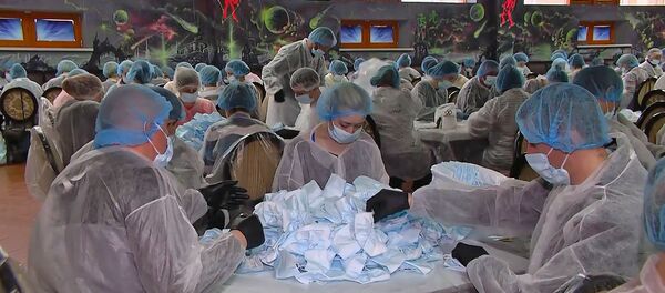 Производство на танцполе: медицинские маски упаковывают в ночном клубе  - Sputnik Беларусь