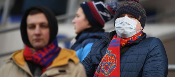Болельщик в медицинской маске - Sputnik Беларусь