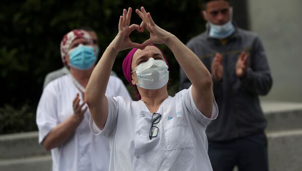 Сотрудники больницы Ла-Паса жестом обратились к коллегам после минуты молчания, чтобы вспомнить начальника хирургического отделения больницы, который умер от COVID-19 во время вспышки коронавирусной болезни  - Sputnik Беларусь