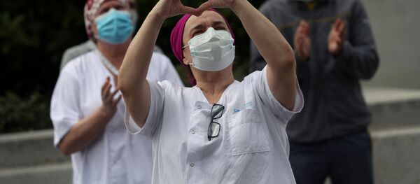 Сотрудники больницы Ла-Паса жестом обратились к коллегам после минуты молчания, чтобы вспомнить начальника хирургического отделения больницы, который умер от COVID-19 во время вспышки коронавирусной болезни  - Sputnik Беларусь