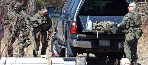 Сотрудники Королевской канадской конной полиции (RCMP) собирают вещи Габриэля Уортмана - Sputnik Беларусь