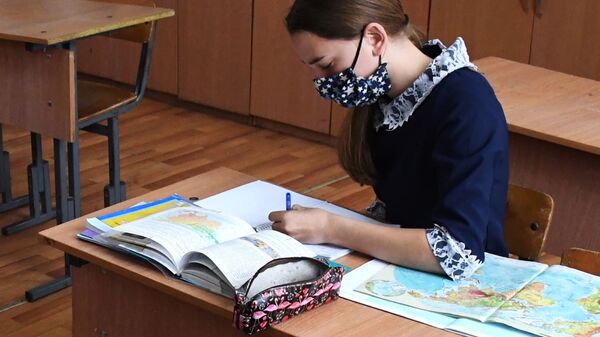 Школьница на уроке в защитной маске - Sputnik Беларусь