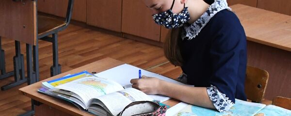 Школьница на уроке в защитной маске - Sputnik Беларусь