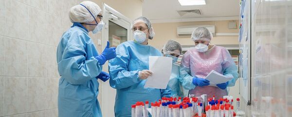 Сотрудницы лаборатории, где проводят исследования на наличие новой коронавирусной инфекции - Sputnik Беларусь