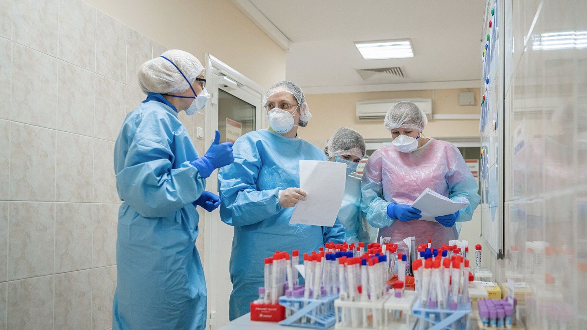 Сотрудницы лаборатории, где проводят исследования на наличие новой коронавирусной инфекции - Sputnik Беларусь, 1920, 09.06.2022