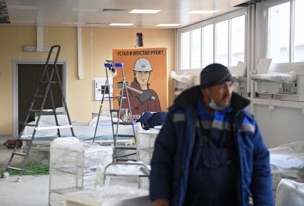 Строитель в помещении инфекционного центра в Новой Москве - Sputnik Беларусь