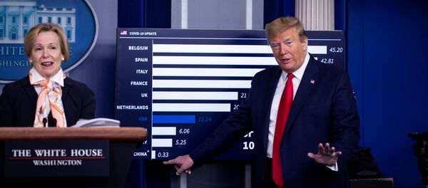Президент США Дональд Трамп и координатор реагирования на коронавирус доктор Дебора Биркс на брифинге в Белом доме - Sputnik Беларусь