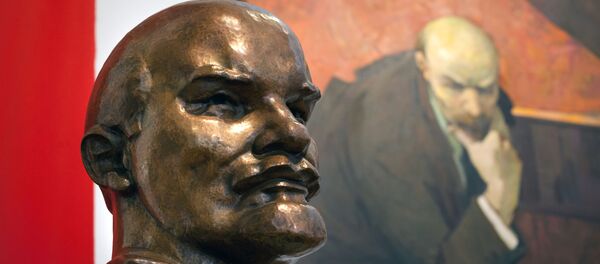Картина и бюст Владимира Ленина - Sputnik Беларусь
