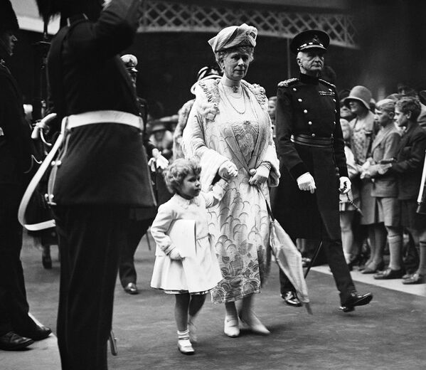 Принцесса Елизавета с программой в руках на Королевском военном турнире в Лондоне 29 мая 1930 года вместе с королевой Марией.  - Sputnik Беларусь