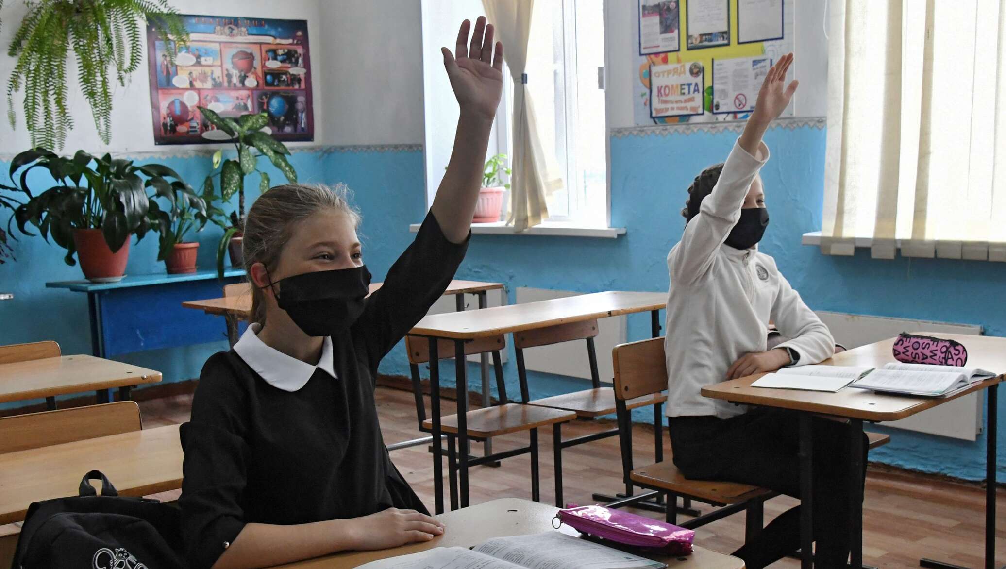 Прийти на занятие. Школьники в масках. Российские школьники в масках в школе. Маски в школе. Школьники за партой в масках.