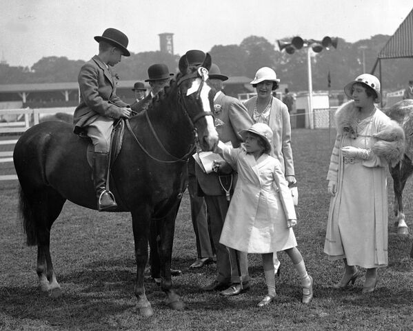 На Королевской конной выставке в Ричмонде, 15 июня 1934 года. С юных лет Елизавета интересовалась лошадьми и занималась верховой ездой.  - Sputnik Беларусь