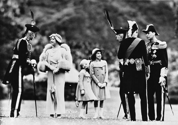 Когда Эдуард отрекся от престола после смерти Георга V, королем стал принц Альберт (Георг VI), а 10-летняя Елизавета стала наследницей трона и переехала с родителями из Кенсингтонского дворца в Букингемский дворец.  - Sputnik Беларусь