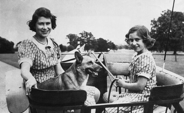 Две британские принцессы едут на телеге, запряженной пони, в загородной резиденции, где они поселились во время войны, 11 июля 1940 года.  - Sputnik Беларусь