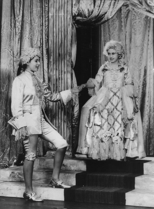 Принцессы Елизавета (слева) и Маргарет в образах Принца Флоризеля и Золушки в пантомиме благотворительного театрального фонда. - Sputnik Беларусь