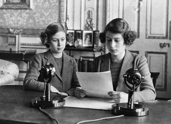 13 октября 1940 года Елизавета впервые выступила по радио в передаче Детский час с обращением к детям, пострадавшим от бедствий войны. - Sputnik Беларусь