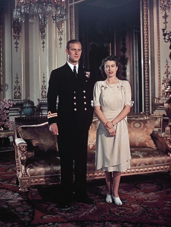 Трогательный момент: Елизавета II и ее муж празднуют 73-ю годовщину свадьбы - Sputnik Беларусь