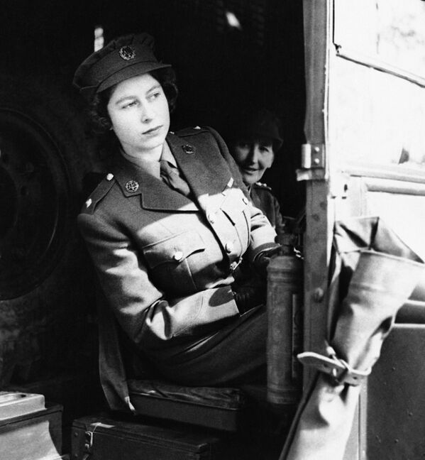 Ее военная служба продолжалась пять месяцев. Таким образом, принцесса Елизавета стала первой женщиной из королевской семьи, служившей в армии. - Sputnik Беларусь