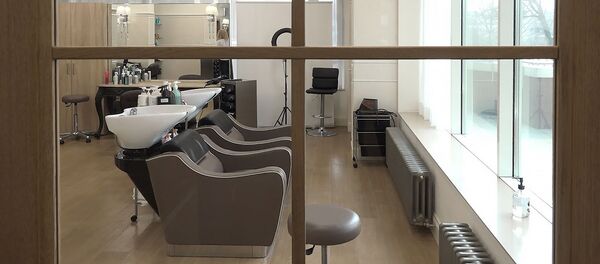 Невозможная работа на удаленке: как бьюти-индустрия живет в пандемию? Невозможная работа на удаленке: как бьюти-индустрия живет в пандемию? - Sputnik Беларусь