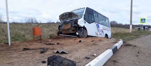 Маршрутка чуть не снесла остановку на Витебщине  - Sputnik Беларусь