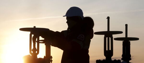 Рабочий проверяет клапан нефтепровода Рабочий проверяет клапан нефтепровода - Sputnik Беларусь