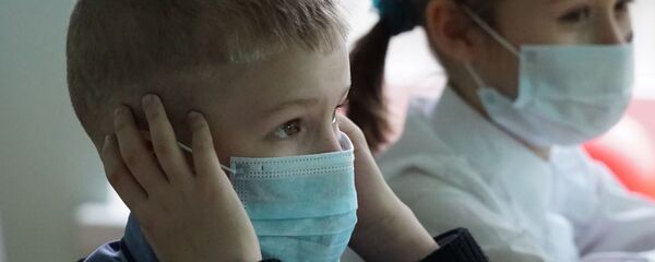 Школьники в масках на уроке - Sputnik Беларусь