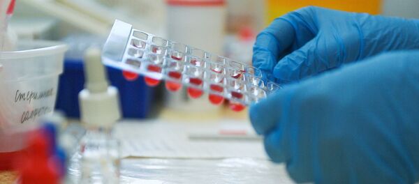 Специалист работает с образцами донорской крови - Sputnik Беларусь