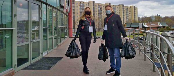 Модель и телеведущая Ирина Ромбальская и корреспондент Sputnik Евгений Олейник развезли еду для врачей в медицинские учреждения Минска - Sputnik Беларусь