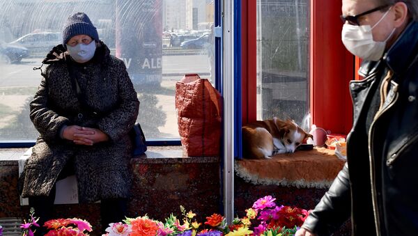 Женщина продает цветы к Радунице возле станции метро в Минске - Sputnik Беларусь
