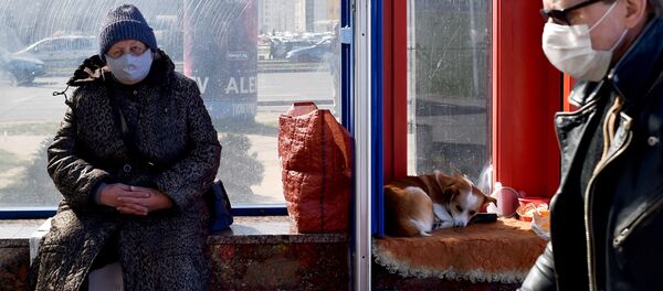 Женщина продает цветы к Радунице возле станции метро в Минске - Sputnik Беларусь