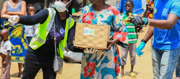 Добровольцы доставляют продовольственные посылки в Лаосе - Sputnik Беларусь