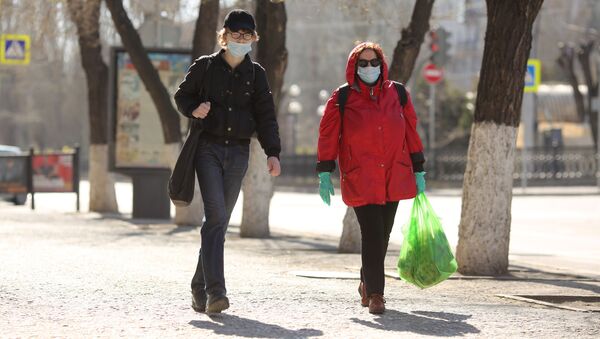Люди в медицинских масках на улице - Sputnik Беларусь