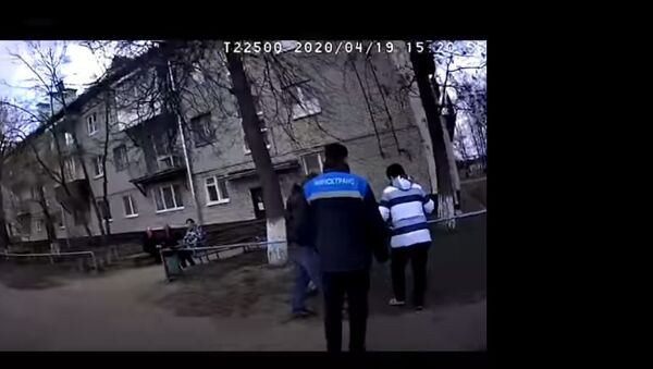 Сотрудник ГАИ спас девочку в Слуцком районе, видео - Sputnik Беларусь