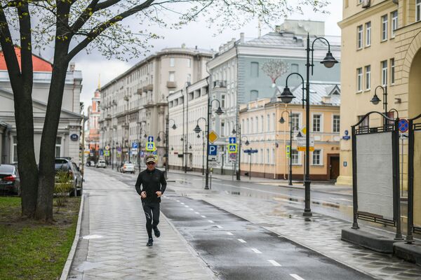 Мужчина совершает пробежку по Пятницкой улице в Москве - Sputnik Беларусь