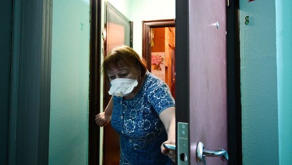 Женщина на карантине возле своей квартиры, архивное фото - Sputnik Беларусь