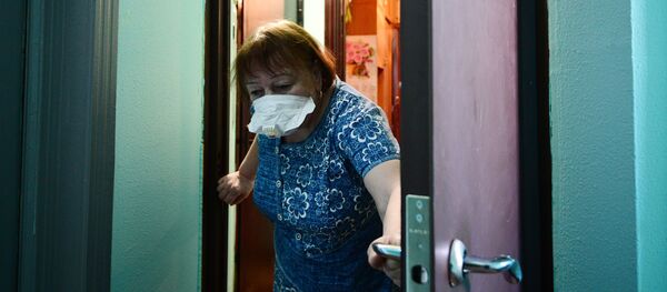 Женщина на карантине возле своей квартиры, архивное фото - Sputnik Беларусь
