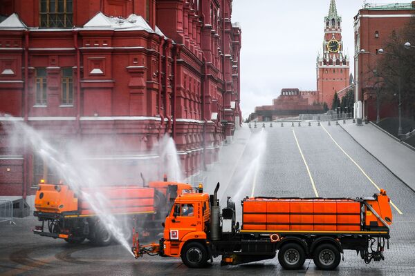 Автомобили коммунальных служб дезинфицируют дороги и тротуары у Красной площади в Москве - Sputnik Беларусь