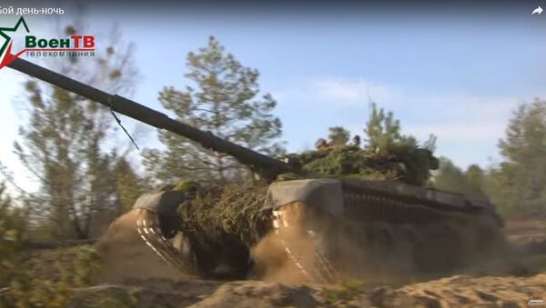 Днем и ночью: как тренируют навыки стрельбы белорусские танкисты - видео - Sputnik Беларусь