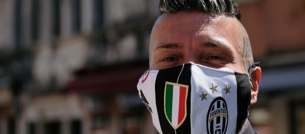 Мужчина в защитной маске в Венеции Мужчина в защитной маске в Венеции - Sputnik Беларусь