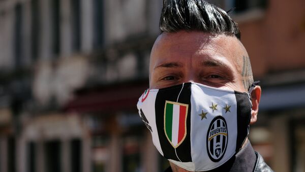 Мужчина в защитной маске в Венеции - Sputnik Беларусь